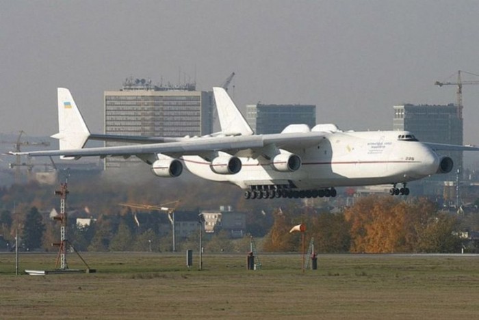 Vật vận chuyển ngoài có thể dài tới 70 m.[6] Một chiếc An-225 thứ hai đã được chế tạo một phần cuối thập niên 1980, cho Chương trình vũ trụ Xô viết. Sau khi Liên bang Xô viết tan rã năm 1990 và sự hủy bỏ chương trình vũ trụ Buran chiếc An-225 duy nhất hoạt động được đưa vào bảo quản. Sáu động cơ Lotarev được tháo dỡ sử dụng trên những chiếc An-124, và bộ khung chiếc An-225 thứ hai (gần hoàn thành và đang chờ được lắp động cơ) cũng bị xếp xó.